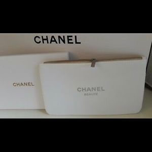 Chanel cosmetic bag... Make me a offer!! ✌️❤️
